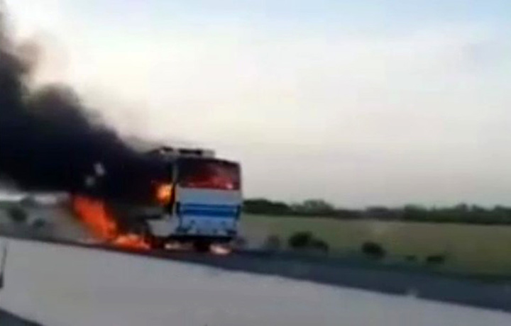 На трассе «Самарканд-Бухара» загорелся автобус (видео)