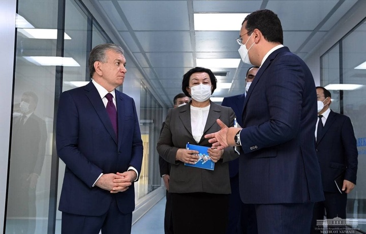 Президент ознакомился с деятельностью фармацевтического предприятия в Алмалыке