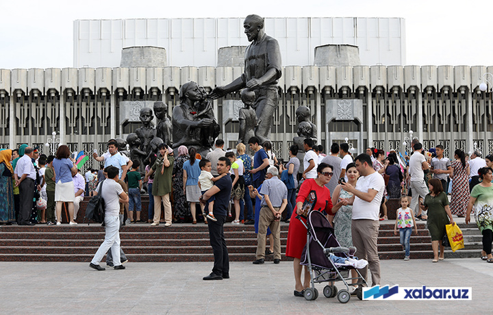 Фоторепортаж: халқ билан тўлиб-тошган Халқлар дўстлиги