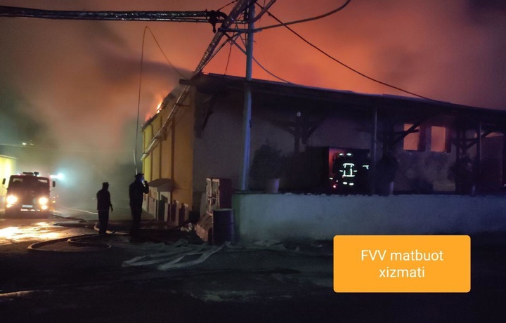 В Самарканде разгорелся пожар на складе консервного завода