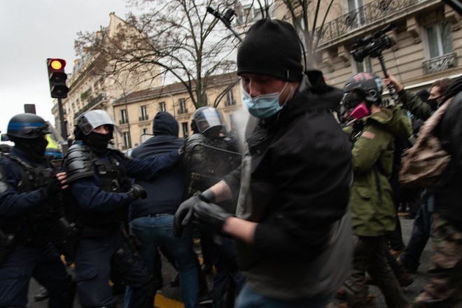 Митинг в Париже перерос в массовые беспорядки