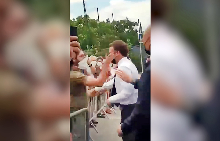 Fransiya prezidenti Makron shapaloq yedi (video)