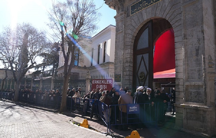 Istanbul: bu odamlar nima uchun navbatda turibdi ekan?