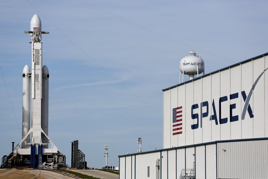 SpaceX начала бронировать места для полетов космических туристов
