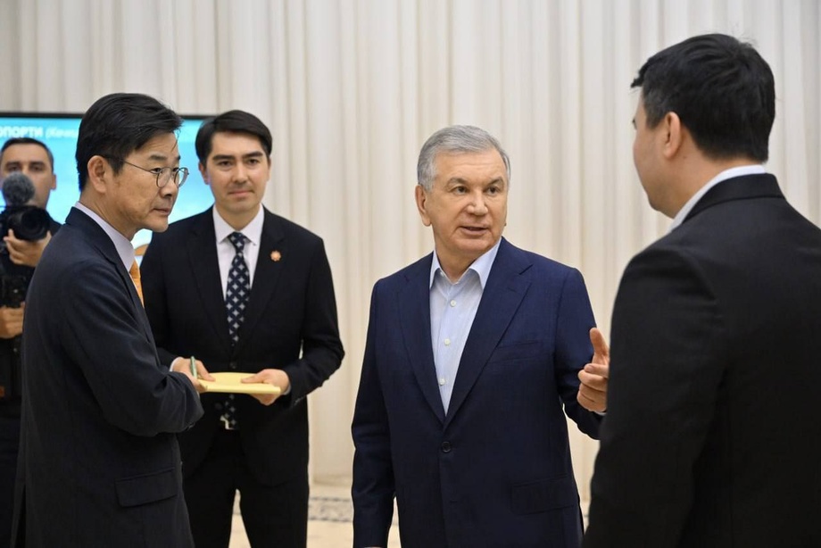 Shavkat Mirziyoyev Xorazmdagi loyihalar bilan tanishishni boshladi