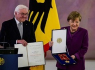 Shtaynmayer Merkelga “Xizmatlari uchun” ordenini topshirmoqda. 2021 yil 17 aprel. 