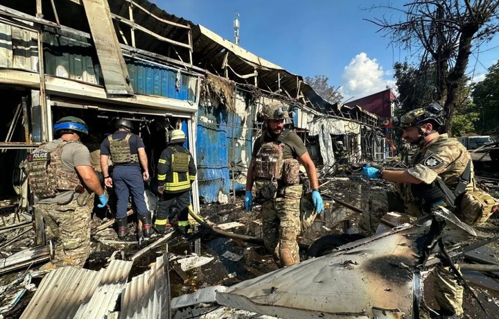 В результате ракетного обстрела 17 человек погибли на рынке в украинском городе