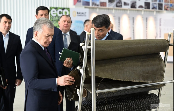 Шавкат Мирзиёев посетил завод по производству базальтового волокна в Фаришском районе