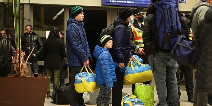 За месяц войны Украину покинули почти 4 миллиона человек