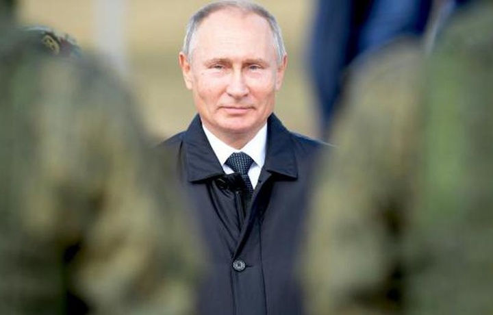 Путин в день своего рождения поздравил Нурмагомедова с победой над Макгрегором