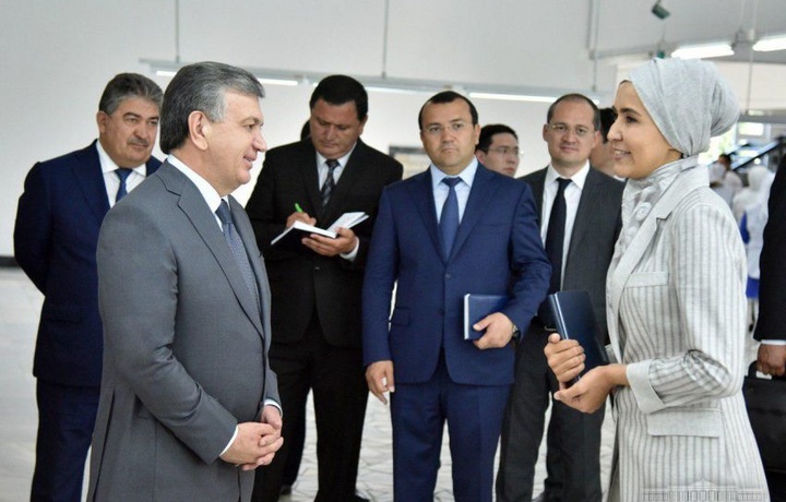 Prezident Mirziyoyev marg‘ilonlik tikuvchi ayollar bilan uchrashdi