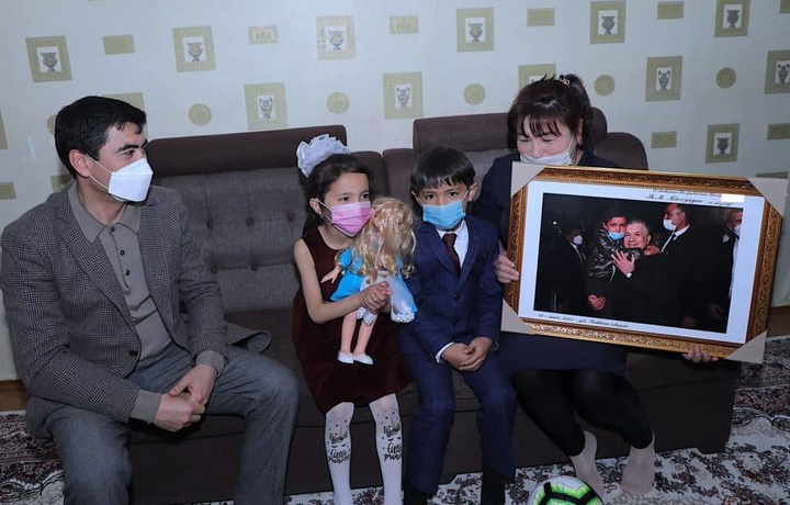Фото с президентом: 7-летнему Хусанжону вручили фотопортрет с подписью Шавката Мирзиёева