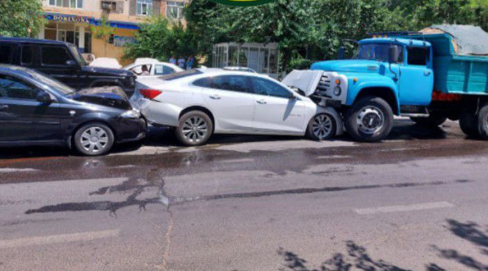 Toshkentda yengil avtomashinalar qarshisidan «ZIL» chiqib keldi