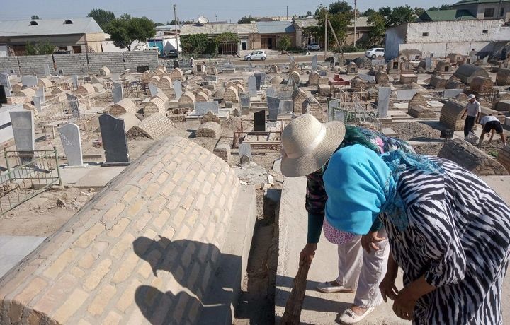 Хокимият Бухарской области попросил доказать принудительный труд на кладбище