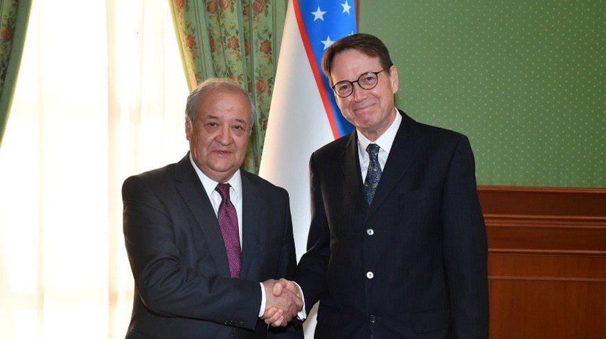Посол Великобритании в Узбекистане вручил Абдулазизу Камилову копии верительных грамот