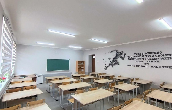 В Намангане учитель информатики оборудовал учебные кабинеты за свой счет (фото)