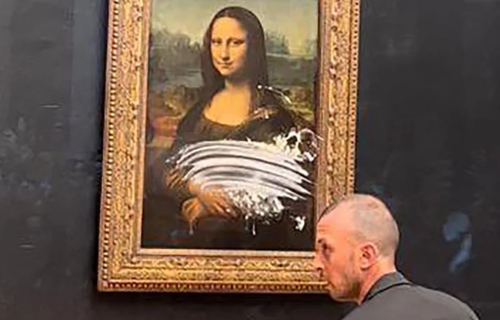 В Лувре картину «Мона Лиза» измазали тортом