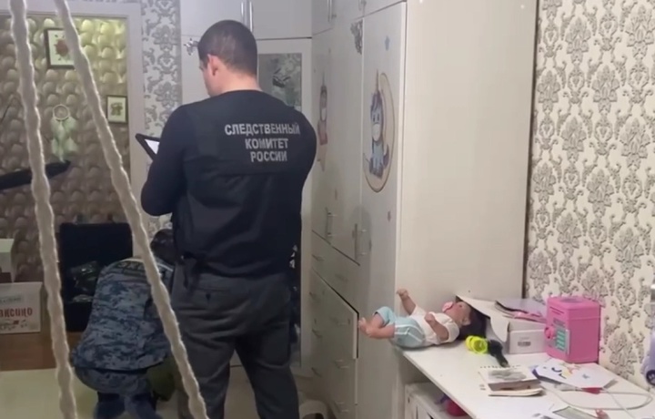 Тела детей обнаружили в российской квартире, в убийстве подозревается 13-летняя сестра