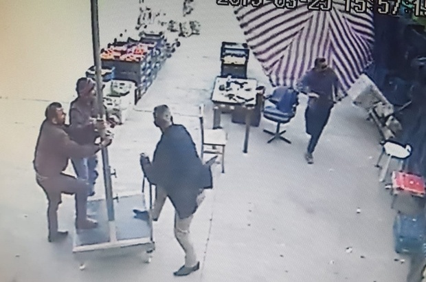 Ветер унёс мужчину на зонтике (видео)