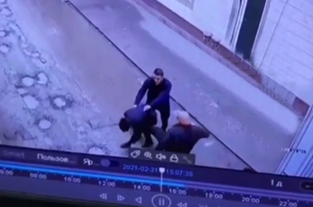 Предприниматель из Ферганы избил 14-летнего школьника за общение с его дочерью (видео)