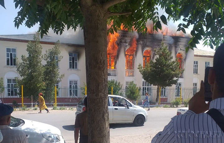 Termiz shahrida joylashgan maktablardan biri yonib ketdi (foto)