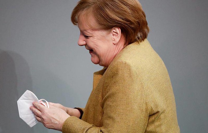 Ангела Меркель забыла надеть маску после выступления, видео конфуза стало вирусным (видео)