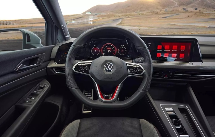 Владельцы автомобилей Volkswagen потребовали вернуть на руль кнопки вместо сенсоров
