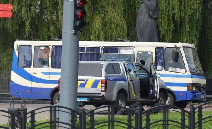 Lutskdagi avtobus o‘rab olingan hududda portlash sodir bo‘ldi