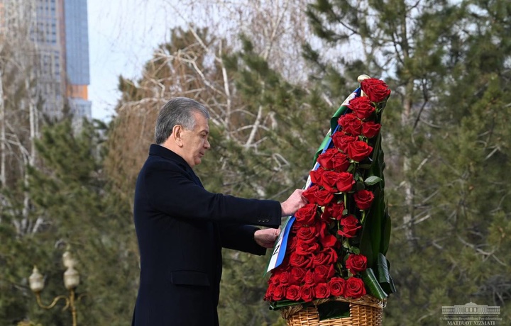 Islom Karimov haykali poyiga gulchambar qo‘yildi (foto)