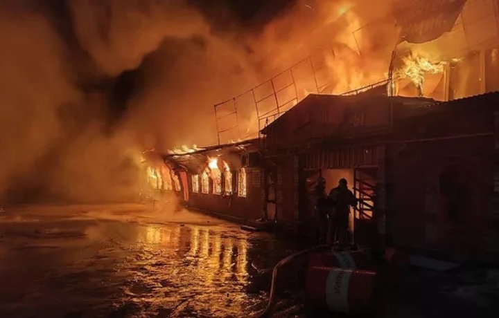 Крупный пожар разгорелся на авторынке в России