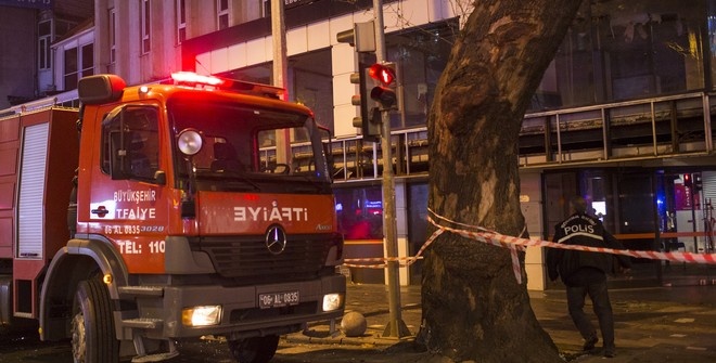 Взрыв прогремел рядом с полицейским автобусом в Турции (фото)