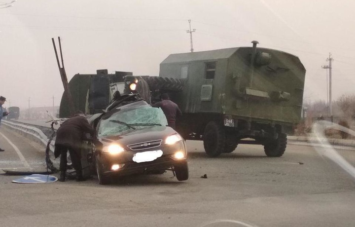 В Кашкадарье «Ласетти» врезался в военную колонну: три человека погибли