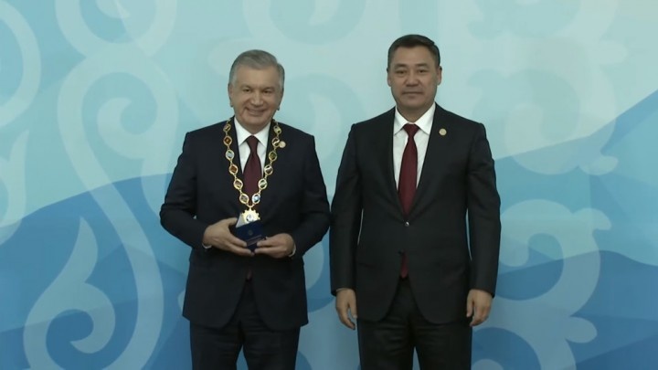 Президент Узбекистана Шавкат Мирзиёев награжден Почетным знаком СНГ