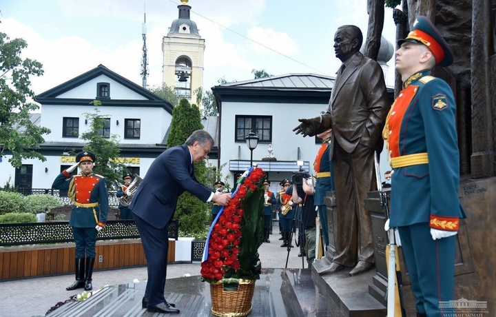 Президент Узбекистана посетил сквер Ислама Каримова в Москве (фото)