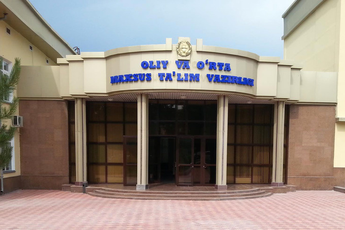 Vazirlik: «Maktab va litsey bitiruvchilari o‘qishga imtihonsiz kirishi bo‘yicha xabar haqiqatga zid»