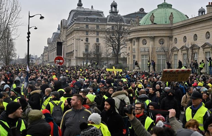 Во Франции продолжаются протесты «желтых жилетов» (фото)