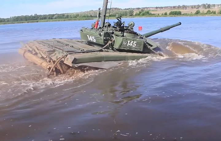 Переплывший реку танк шокировал журналистов (видео)