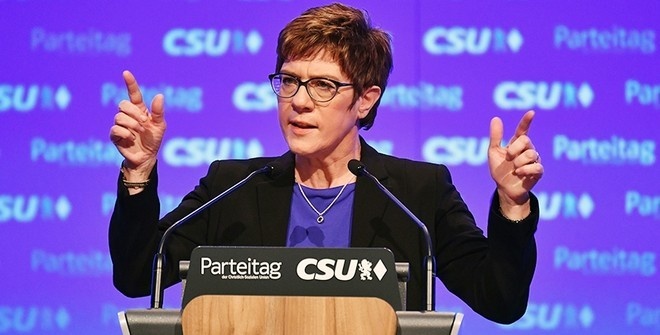 Власти назвали имя будущего главы Минобороны Германии