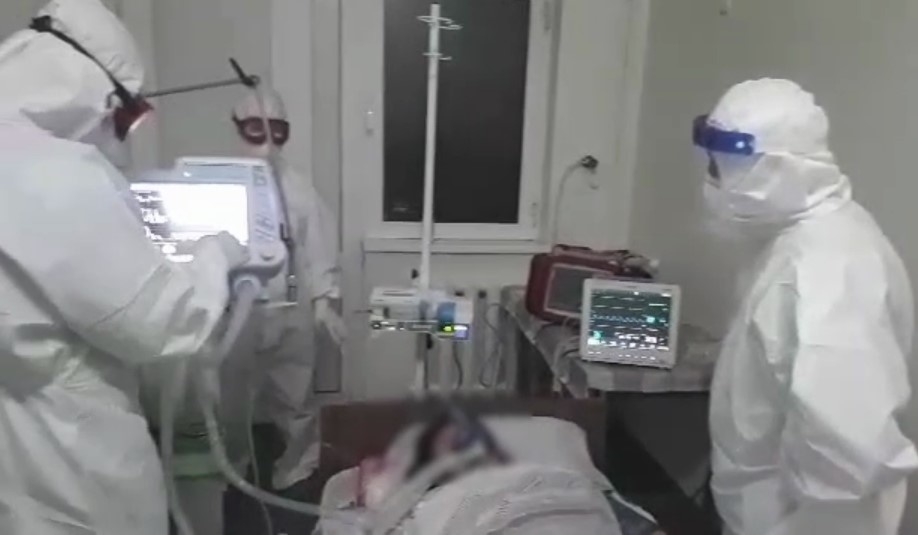 Минздрав показал 72-летнего пациента с коронавирусом, который находится в критическом состоянии (видео)
