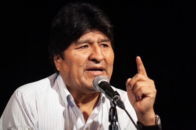 Правительство Боливии требует возобновления дел против Моралеса