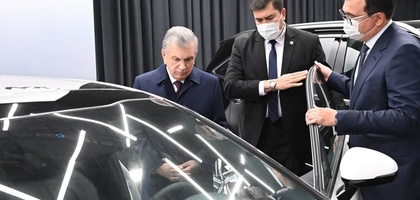 Президент Жиззахда йиғилаётган автомобилларни бориб кўрди (фото)