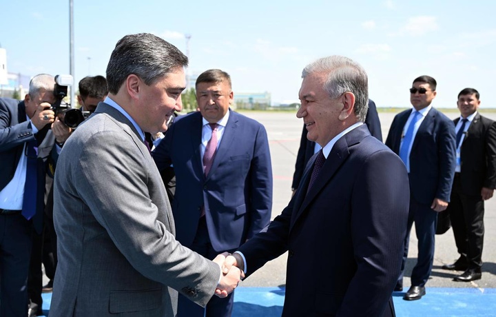 Шавкат Мирзиёев Остона аэропортида кутиб олинди