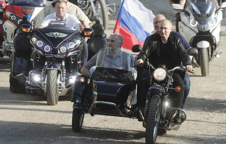 Путин на мотоцикле с коляской прикатил на байк-шоу в Севастополе (ФОТО)