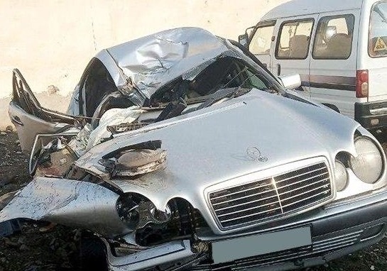 «Мерседес-Бенц» ҳайдовчиси ухлаб қолиб, симёғочга урилди. Бир киши вафот этган