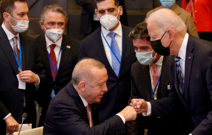Неоднозначное фото Байдена и Эрдогана обсуждают в Сети