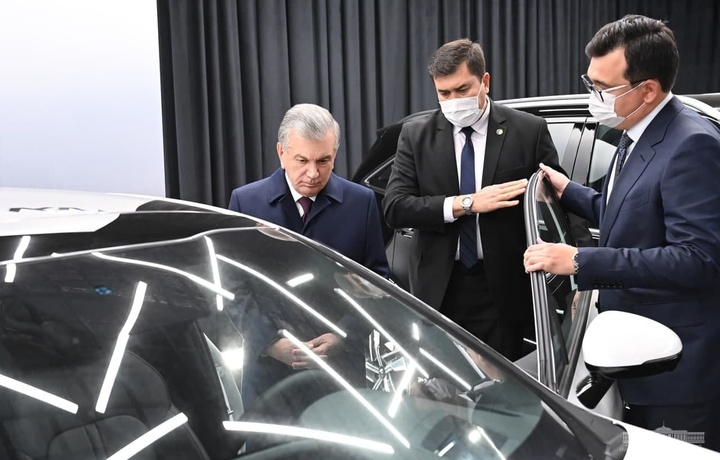 Президент посетил мультибрендовый завод в Джизаке, где собираются автомобили KIA, Renault и Lada