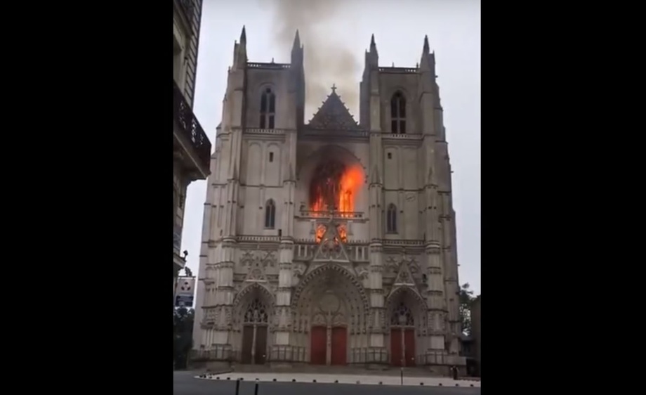 Старинный собор едва не сгорел во Франции. Подозревают умышленный поджог
