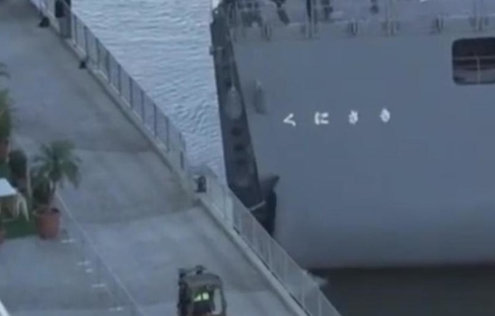Японский военный корабль врезался в пирс в Австралии (видео)