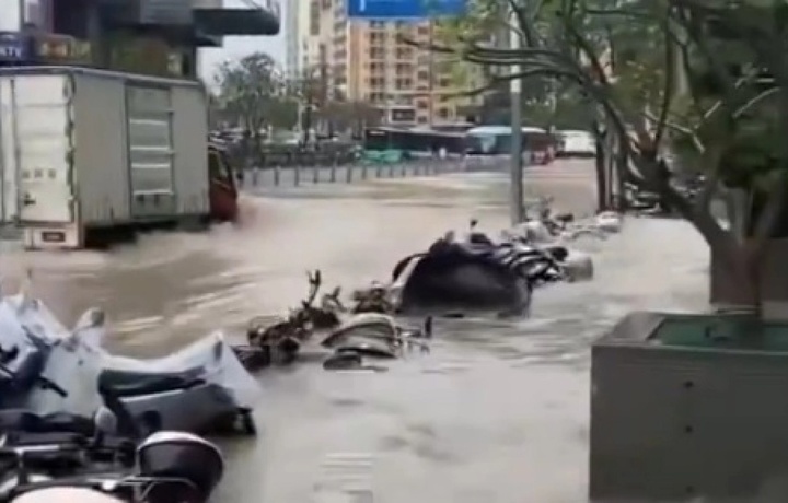 Из-за проливных дождей красный уровень опасности объявлен в Китае (видео)