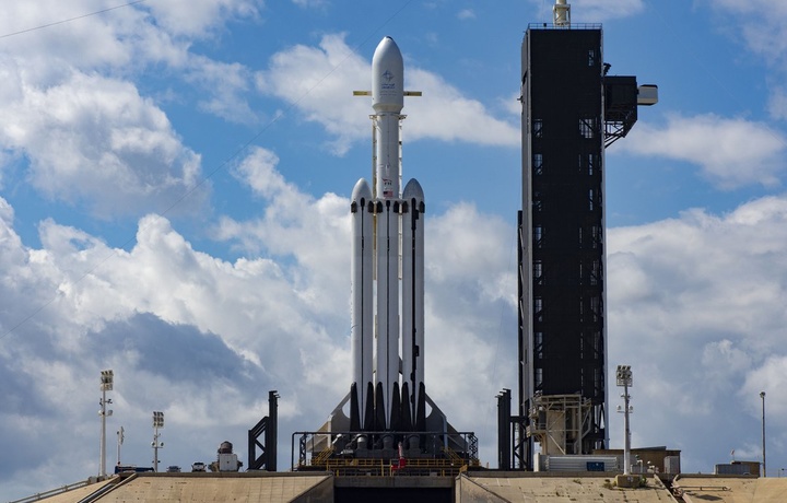 Kosmonavtika kuni arafasida ilk tijoriy «Falcon Heavy» uchirildi